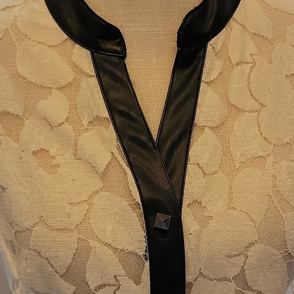 Cato cream floral lace short sleeve blouse black faux leather trim sz Large EUC… - Picture 2 of 8